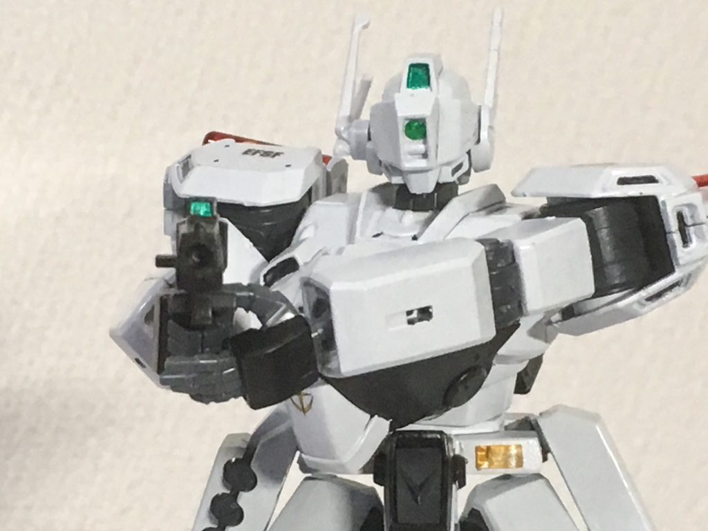 ガーベラテトラの胸部を取り付けたことで前面にかなり飛び出してるせいで、ギリギリ胸の前で手を添えられます。イングラムだとリボルバー拳銃と言いたいところですが、ビームガンと持ち手のあるジェガンD型のコンロイ仕様のを使ってます。頭部のアンテナは、右はMSGのヘッドパーツを、左はガーベラテトラの頭？のアンテナとシュツルム・ブースターのアンテナをジムスナイパーカスタムの頭部に接着。