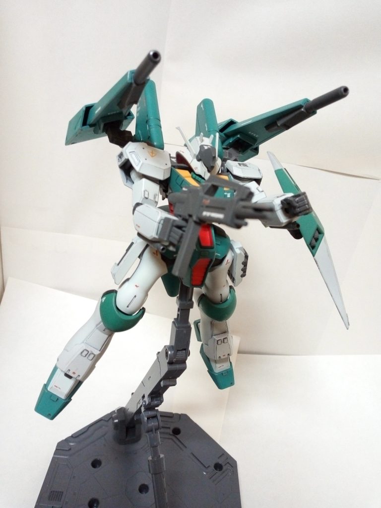 全弾発射の図です。
ギャプランのシールド・バインダーのビームライフルは本来であればジェネレーター直結であるためメガ粒子砲クラスの出力を出す事が出来ますが、この機体ではジェネレーター直結ではないため、一般的なビームキャノンクラスの出力までしか出す事は出来ません。