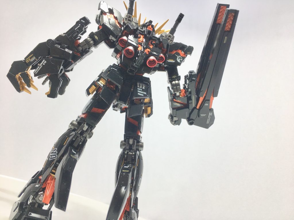 背部バーニアは全てシルバーとレッドの二色で色分けしてあります。