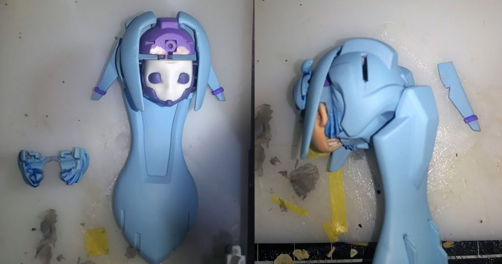 デフォのMS顔を元の位置に収めると結構顔の位置あげたのがわかるかな?横の髪の毛見えてる部分は見えちゃいけない部分が色々見えちゃうのでパテで髪の毛っぽくなるようにモリモリしました
頭部のスタビライザーはプラ板で新造して差し込むだけの形にしたので塗装や合わせ目消しも楽になるというメリットも発生しました