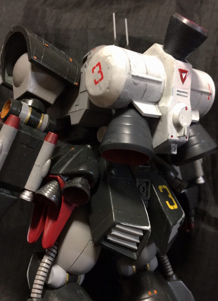 腰についてて一番後ろにあるバーニヤはヤクトの肩あたりにある何かの一部を切り貼りしています。
排気口をそれっぽく。