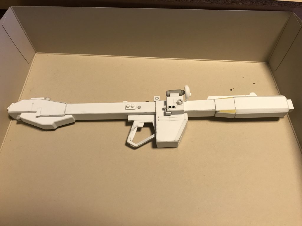 1/144のビームバズーカを参考に拡大してプラ板の箱組みで6分割して作りました。