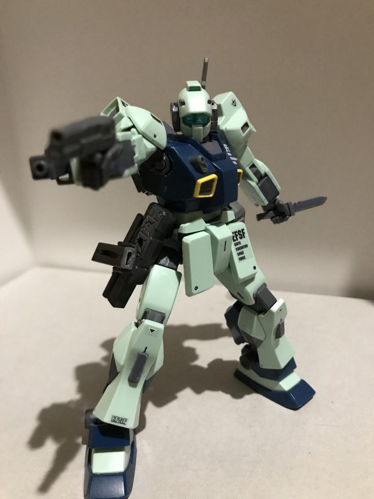 ハンドガンとナイフを持たせて