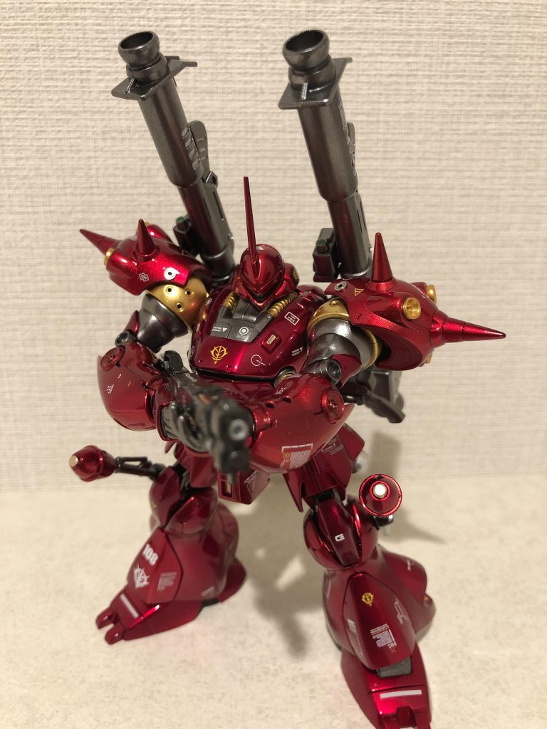 正面から銃を構えたポージング