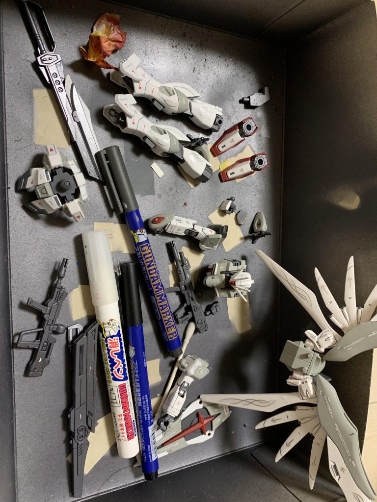 デカール。シルバーのロータス模様のデカールを使い、オシャレな感じに。