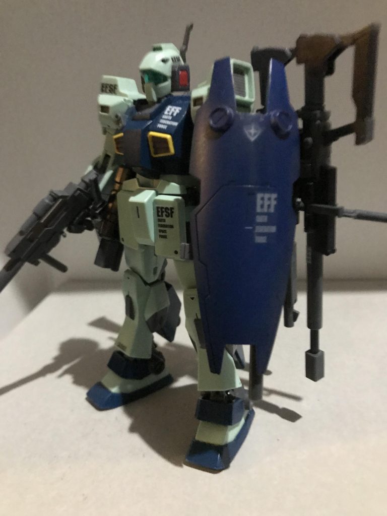 前面
ビームライフルとシールド裏にジムライフルを追加
どちらもジャンク品のため、欠けたパーツなどを他の物で代用しています
ブルパップマシンガンだけだと心許なかった中距離もこれで安心