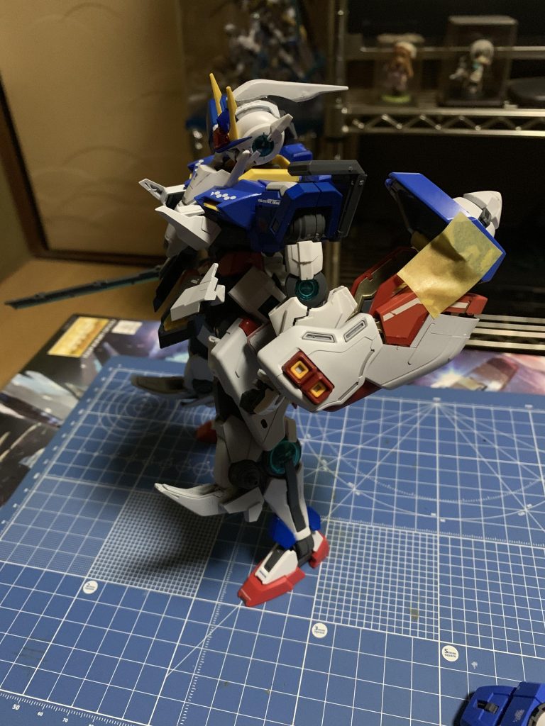 サザビーの肩やらFAのジャンクパーツやらごちゃごちゃ使いました。
GNドライブの位置はホントに悩みました；w