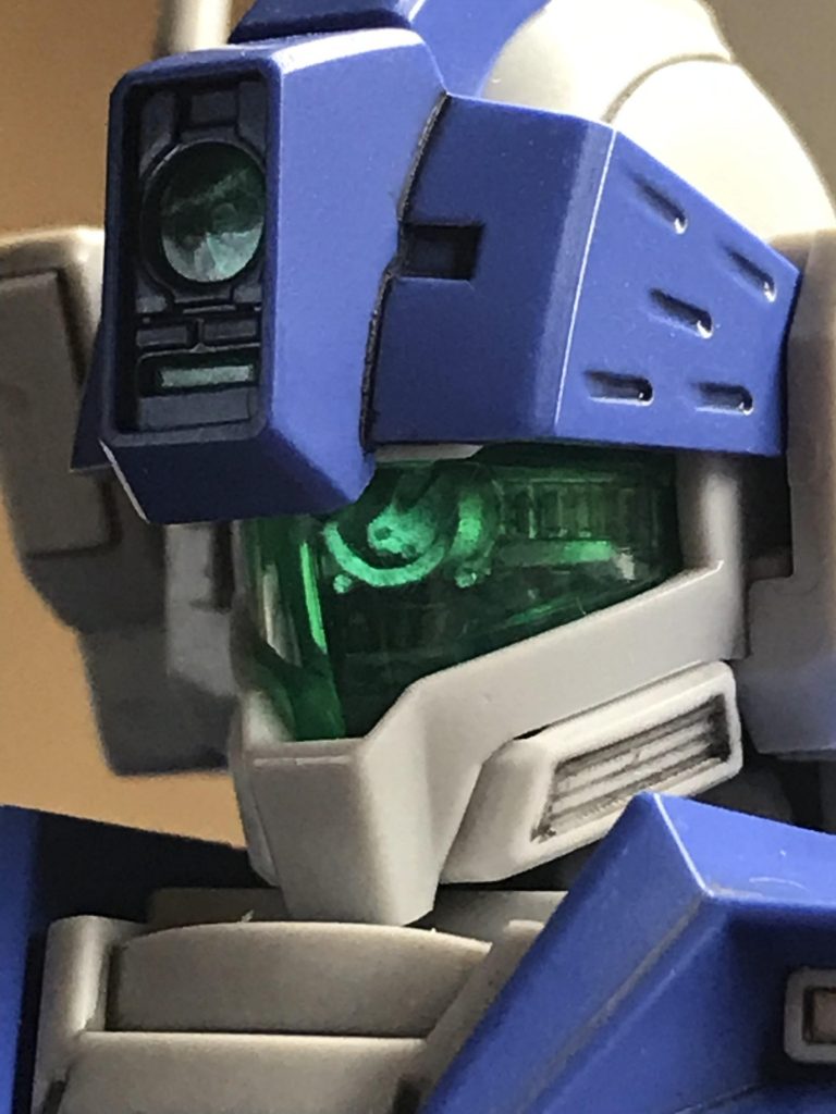 カメラアイの奥はガンダムマーカーのシャインシルバーで塗りました。