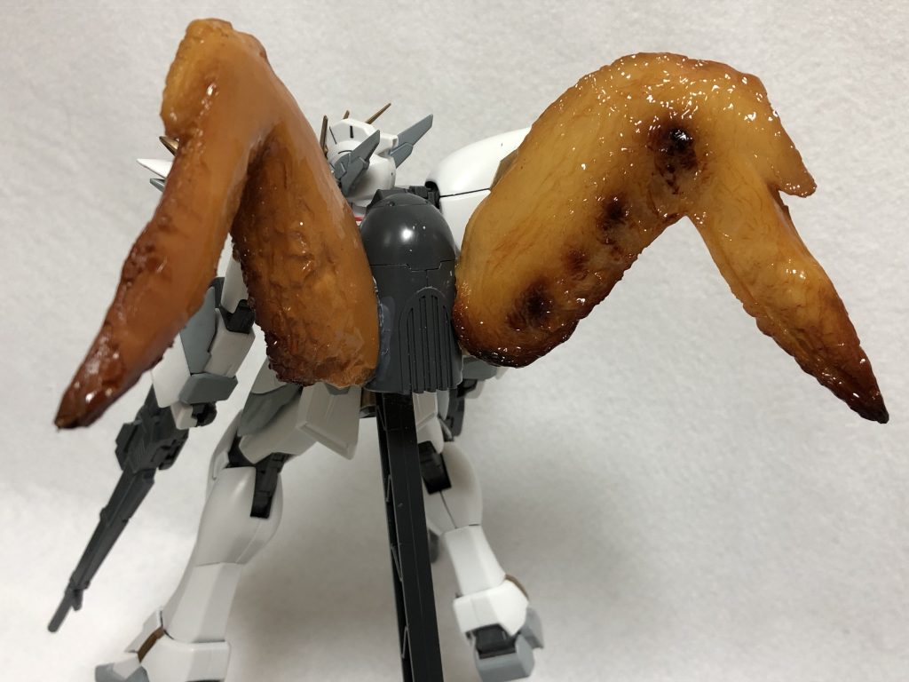 HGガンタンク（初期型）のバックパック（1個余るやつ）に手羽先を取り付けております。