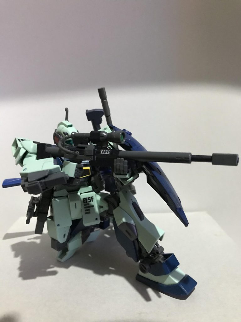 そういえば、今回から支える方のハンドを旧ブルーディスティー1号機のマガジン交換用のハンドにしました
旧ブルーを組んだ際は素立ちだとどうしても違和感を感じたあの手…こんなとことで重宝するとは思いませんでした
横から見るとわかりやすいのですが、しっかりと握ってくれるため、添えていただけの開きてよりしっくりきます