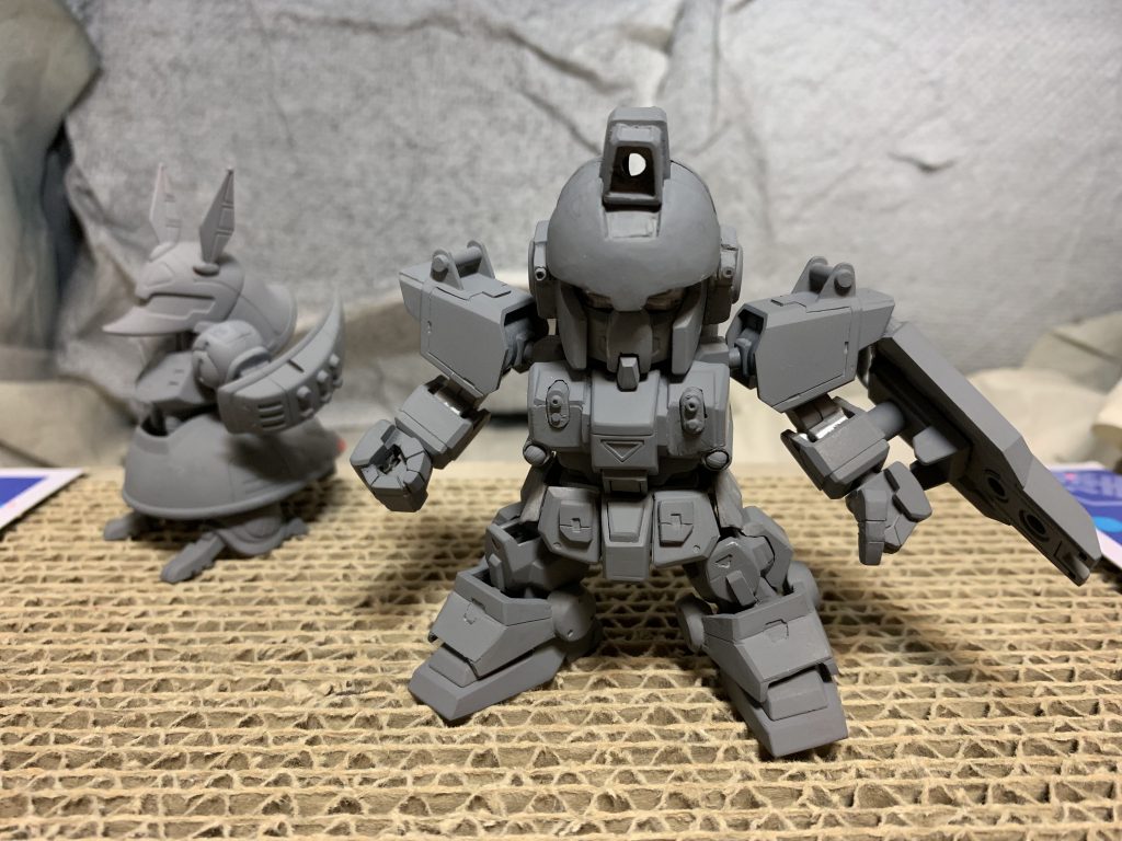 サフ状態。いや、サフじゃなくてアクリジョン のベースグレー+ベースホワイトだけど。うしろのBBバウンドドックはいつかゲーツ機カラーで塗ります…いつかね…。