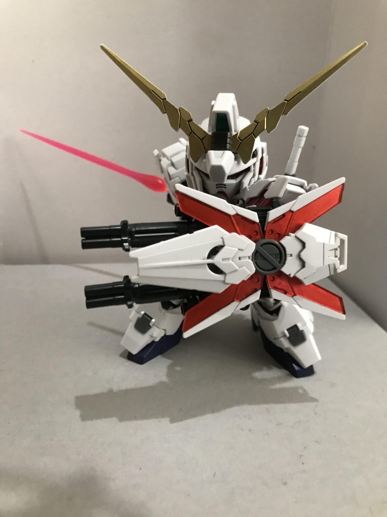 ビームサーベル抜刀
ユニコーンガンダムは比較的短い間に何度もSDでプラモ化している分、造形が洗練されているしスタイルも良いですよね