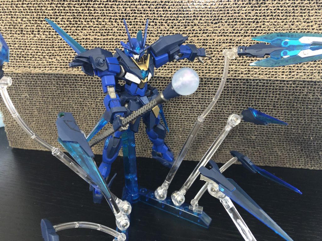 ソードビット[アメノハバキリ]
刺突5、斬撃4、防御2の計11機(アメノムラクモを合わせると12機)のソードビット。普段は背中、腰、肩にマントのように配置して防御力を高めているが、全射出後は前述のように戦力が著しく低下する。


こういう浮遊物のうまい撮り方を学ばねばなぁ、と考えさせられました…難しい。

アメノハバキリとはスサノオが八岐大蛇を退治した剣で、ここから名前を取りました。
ちなみにこのアメは漢字で書くと雨ではなく天なので、多分水属性では無いですね…。
完全に名前の響きで決めましたよ、はい( ＾∀＾)