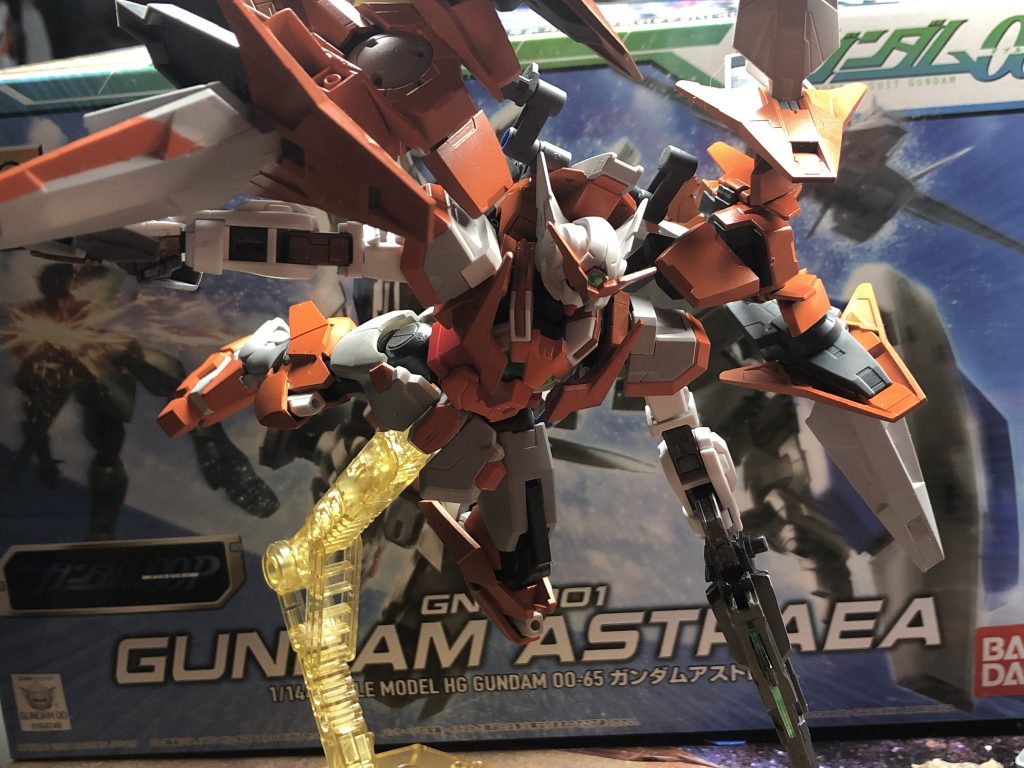 「GNウィングバインダーユニット」
機体の全体重を支える程の推進力を持つ飛行ユニットで、両側を展開し三角形を作る事でスターゲイザー、デルタアストレイ等のヴォワチューレ・リュミエールに似た加速推進システムを起動させる。
「デルタフライトモード、上手く行った!」