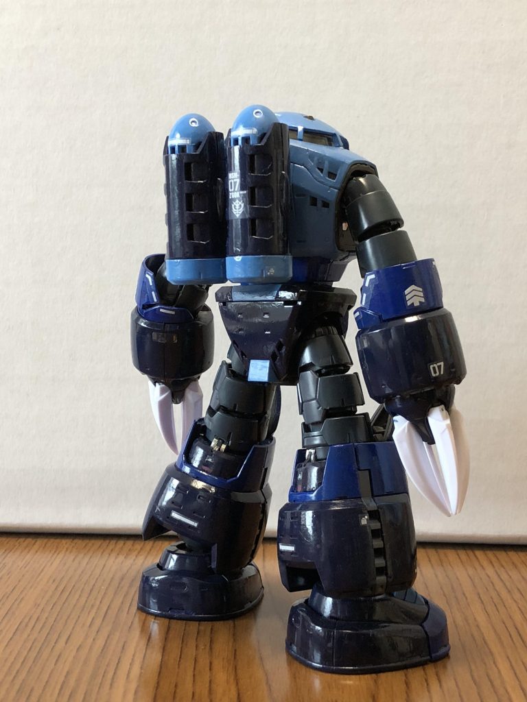 ズゴックは背面もかっこいいですよね。