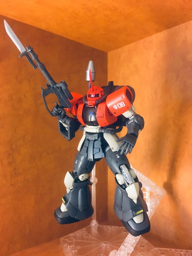 全体像です。ザクマシンガンはストックとフォアグリップをオミットしました。
頭のツノはプラ板で自作です。