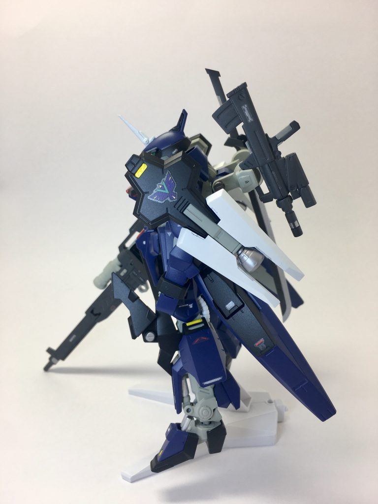 左側から。
日本の甲冑を一部参考にしています。