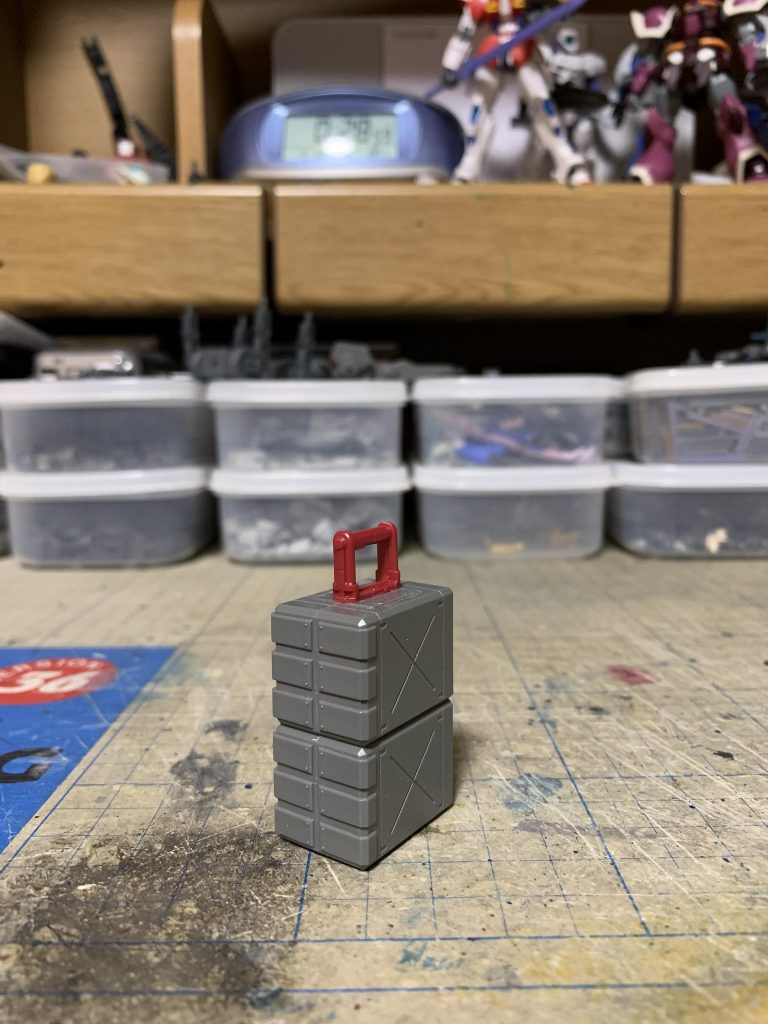 EZアームズのミサイルを上下につないで、持ち手をつけて貨物コンテナを作製。
中身は大量の書籍という設定。