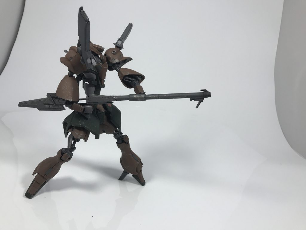 キット付属のフェダーインライフルをベースに鉄血の滑腔砲の砲身をつけ、FSSのバスターランチャー風な要素を取り入れてみました。