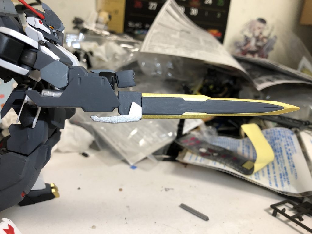 パイルバンカーの杭と交換してチャージポジションにすることができる
ちなみに遠距離兵装は左前腕のロケットランチャーのみ