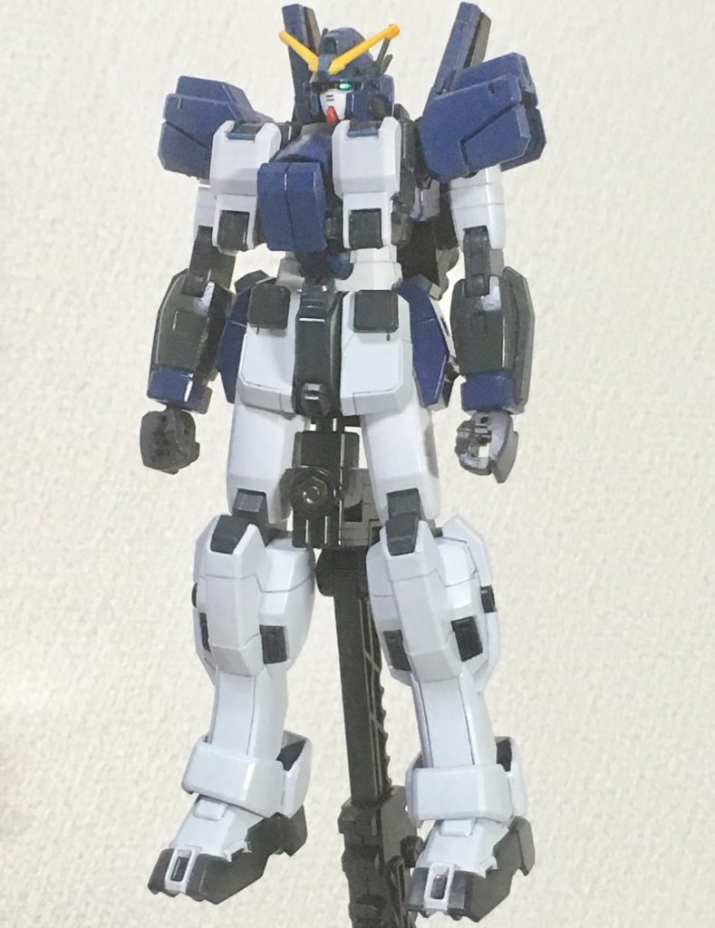 〈ノーマルモード〉そのままだとほぼベース機のレオダヴィなんで、カラーリングはヘビーアームズカスタムに寄せました。配色はティターンズブルー2にミディアムブルーを少量混ぜてます。しかし乾燥して色が定着したら思いの外紺色が強くなってしまい焦る。もう小さじ2杯くらいミディアムブルーを加えておけばもう少し水色かかって良かったんですが、製作時間の関係でこの色で行くことになりました。この素体から色々装備を盛りまくります。