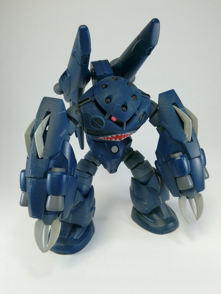 ズゴックの鬼門は肩？胴体？の合わせ目だと思ってます。
塗装順の関係で消せなかったのでノズルを埋め込んで誤魔化すことに
ＲＧを参考に膝にもノズルを増やしています。