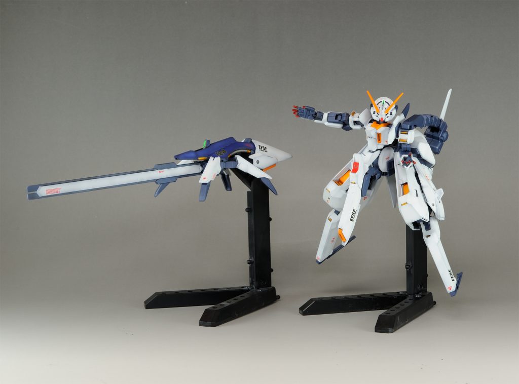 腕に装備可能なビームキャノンは[クローモード]に差し替え変形。