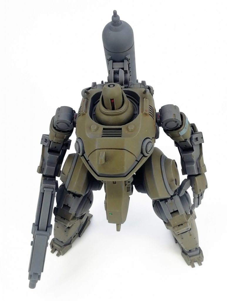 塗装は剥がしつつもあんまり汚くない感じを意識して整備状態は悪くない感じに。
下地にメカサフヘヴィを塗って全体にドライブラシ、チッピングと軽いウォッシング。
一旦コートして各装甲をファレホをケープ落としで剥がれた感じに塗っています。
その後各ウェザリング塗料や油絵具で汚して仕上げました。
左腕の青いのは登録識別証みたいな感じ。