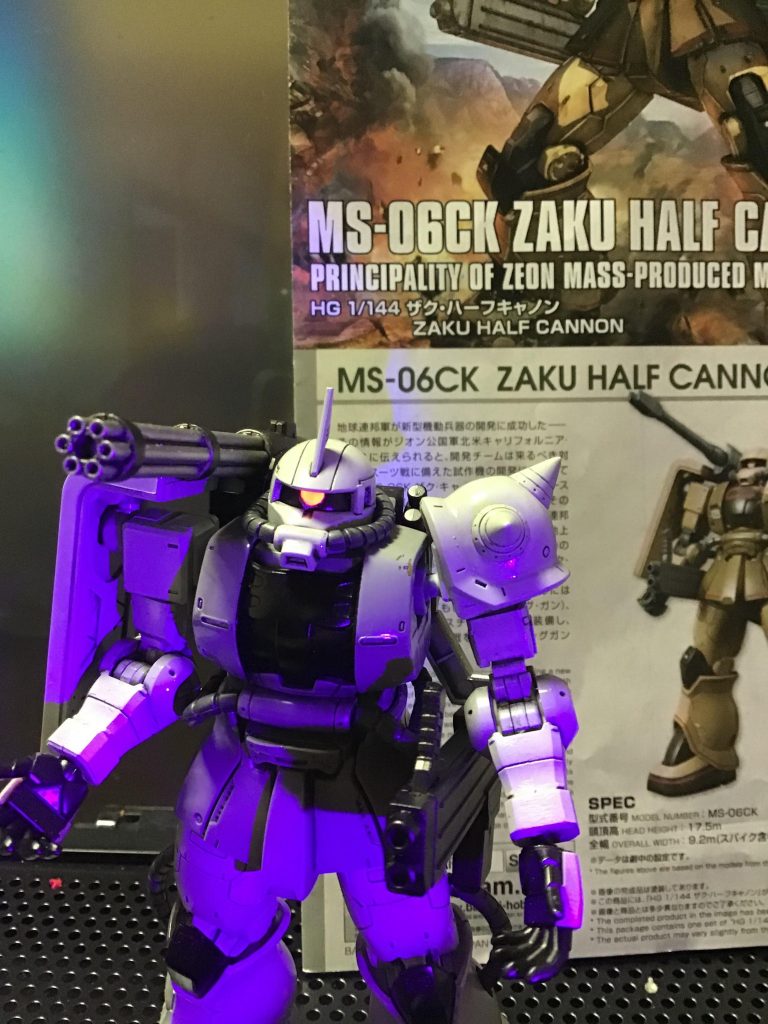 モノアイは川口名人のすいプラでやっていた3mm穴をあけて軟質の透明プラ棒を入れる方法で作り蛍光ピンクを塗りました。