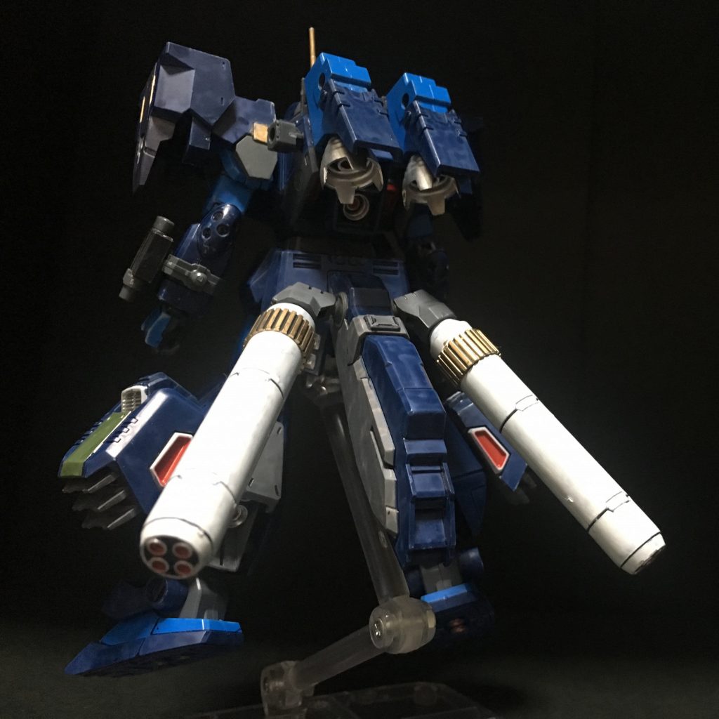 フルアーマー形態
全身に増加装甲を装備しているほか、バックパックの可動式バーニアや腰のテールブースターのお陰で機動力も高い

肩やバックパックにハードポイントが増設されており、拡張性が高く様々な装備の起点となる