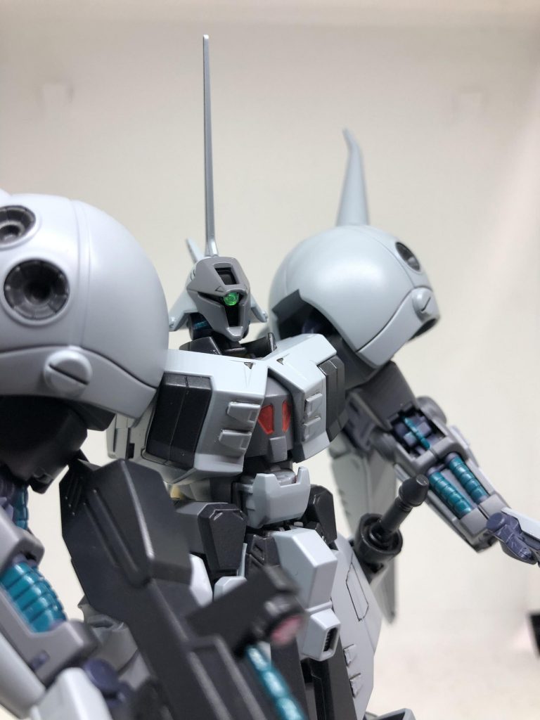 モノアイにはHアイズ、裏にラピーテープでパテで付けてます
胸部、腰部はスジボリ、ディテールアップで情報量をあげてカラーリングは落ち着いたカラーで差し色のグリーンやゴールドで派手さを演出