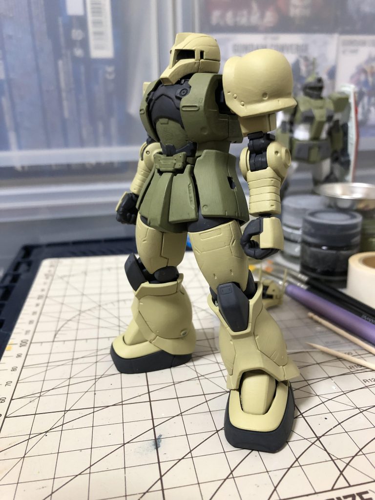 アクリジョンベースカラーを調色したカーキ、サンドイエローで本塗装。