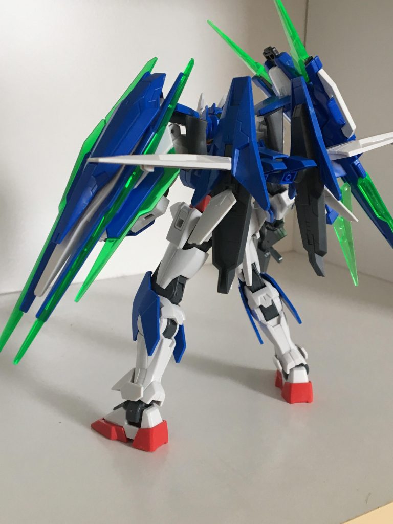 左肩にGNソードビットを付けて遠隔攻撃を実現。バックパックはダイバーエースユニットにより機動性を向上