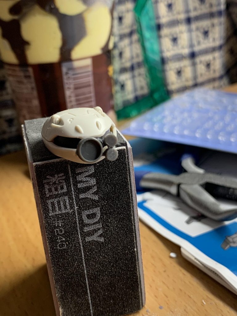 お察しかと思いますがカメラアイは某むせるアニメの機体を参考にしています。理由は、付属シールを使いたくないしモールドもないから塗装もめんどくさかったからです笑