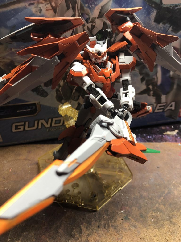 主武装である「GNバスターソード/FC」
オレンジの刃はGN粒子が撒かれており、切断能力に長けて居る。
「サーベルじゃダメか…ならこいつでどうだッ!」