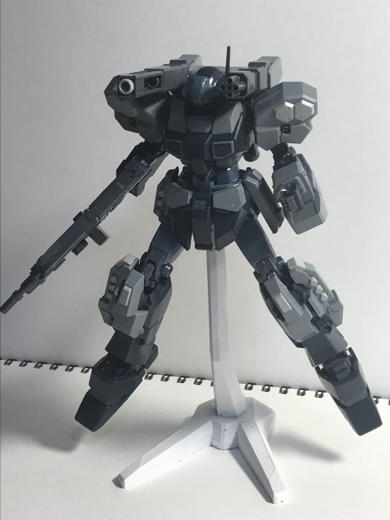 ビームキャノンと4連マルチランチャーを構えて