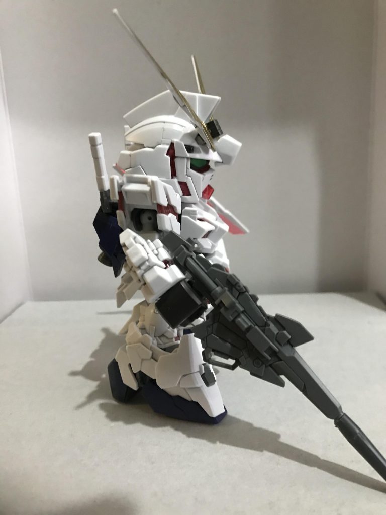 側面1
ビームマグナムはHGの下の部分を削り持ち手に直接させる様に
また砲身はシナンジュのビームライフルを使う事でSD体型に合わせて短くしています