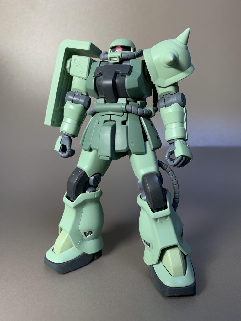 まずは通常のザクⅡ F2型F2型と言えば、0083 スターダストメモリーに登場するザクですが、今回は膝と足の甲を塗装して色を変更し、いつものザクⅡのような感じのようにしています。