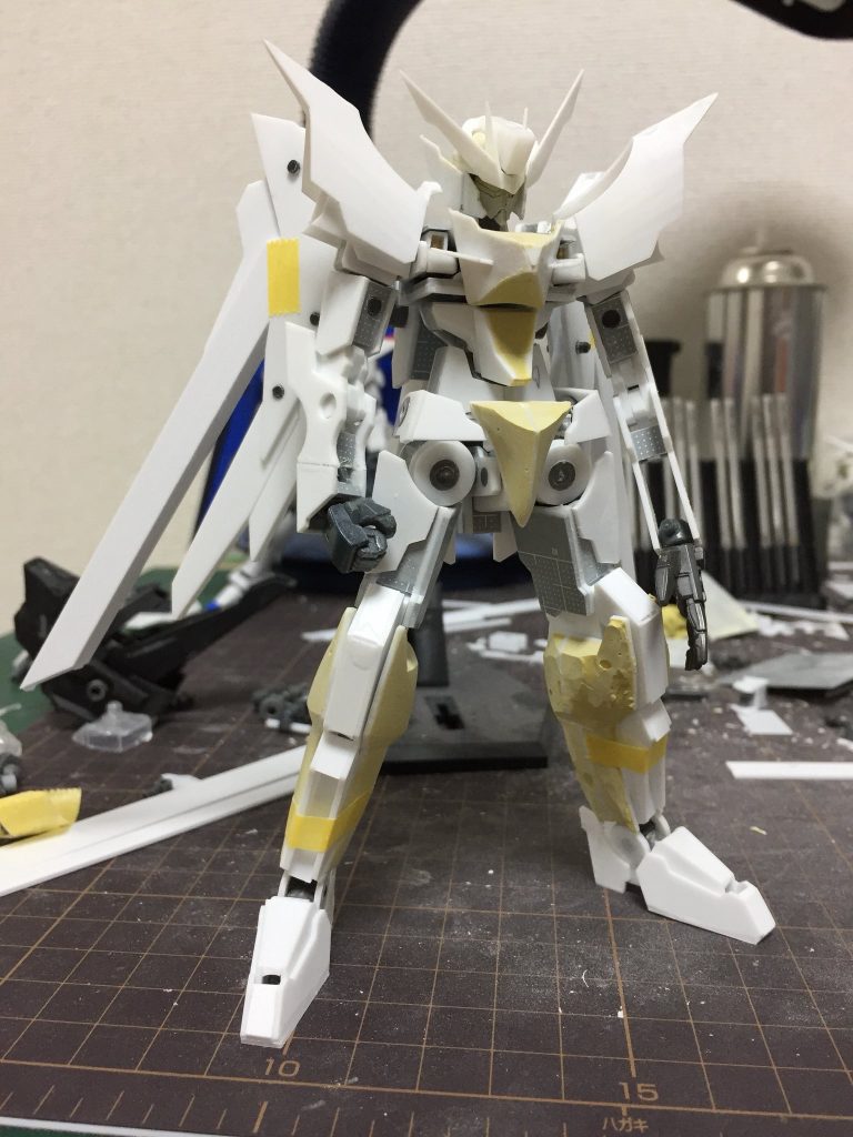 製作初期段階
関節などの骨格を大まかに製作し、全体のバランスを確認する。