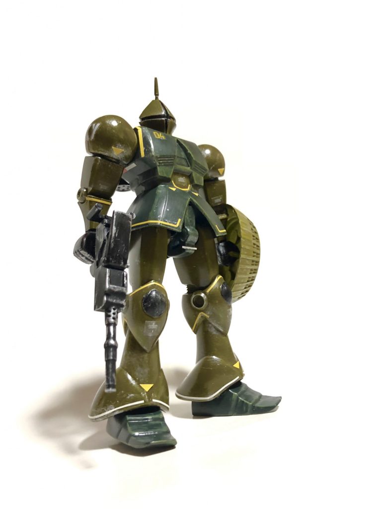 ななめ

マシンガン、ビームサーベル、シールドでフル装備☆

シールドはぶら下げてるだけって事は内緒だ！