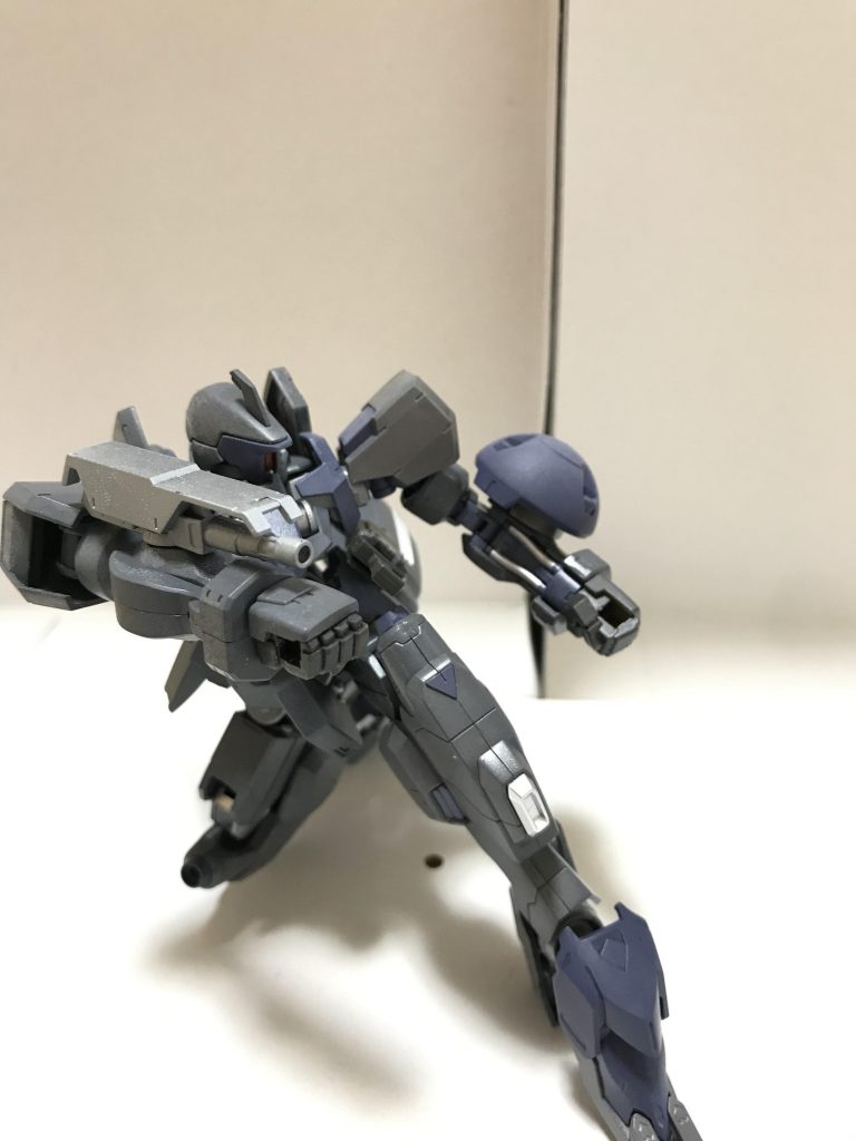 腕部200mm砲
射程距離は短いが威力は十分
本機唯一の射撃武装