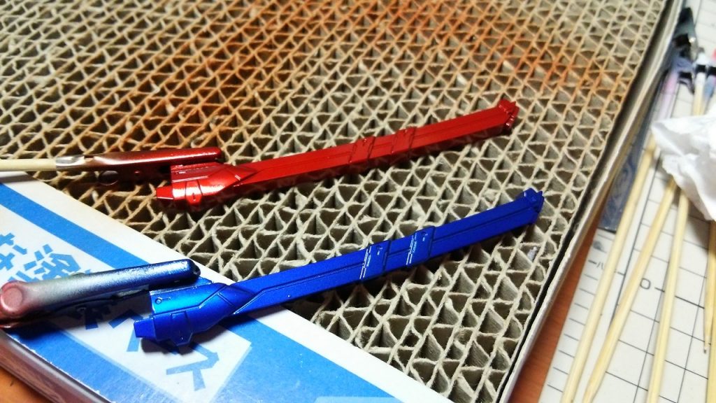 モチーフに合わせて赤と青の2色で塗ります