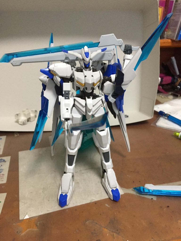 ◆GNバエルカリバー影打、真打
○カリバーに備わる分離機構。峰部分が開き、その状態で柄を引き抜くように分離させる。残った刀身には新しく柄を展開させることができ、こちらの名称が影打、抜いた方が真打である。
○影打は分離前と見た目に大きな違いはないので基本的な使い方も同じ。ただ、分離の際にスペツナズナイフのように射出でき、さらに影打自体を内部のGN粒子を暴走させ爆発させることができる。
○真打は分離前よりもかなり細身。影打から抜き取る様子やその形状はまさしく日本刀である。こちらは細身な分カリバーや影打と比べて破損の可能性が高いという欠点を持つが、その反った刀身と刃の薄さにより影打をはるかに凌ぐ切れ味を発揮する。それは熟練のパイロットならば敵を武器ごと両断することが可能なほどだ。

［サムライマスターソードにそういう機能があったから生えた設定。「GN粒子を暴走させて爆発させる」ってどういうこと自分でもよくわからないんですが、流石に振り回すメインウエポンに火薬仕込むわけにもいかないので……。いやギャンのシールド好きですけどね。］