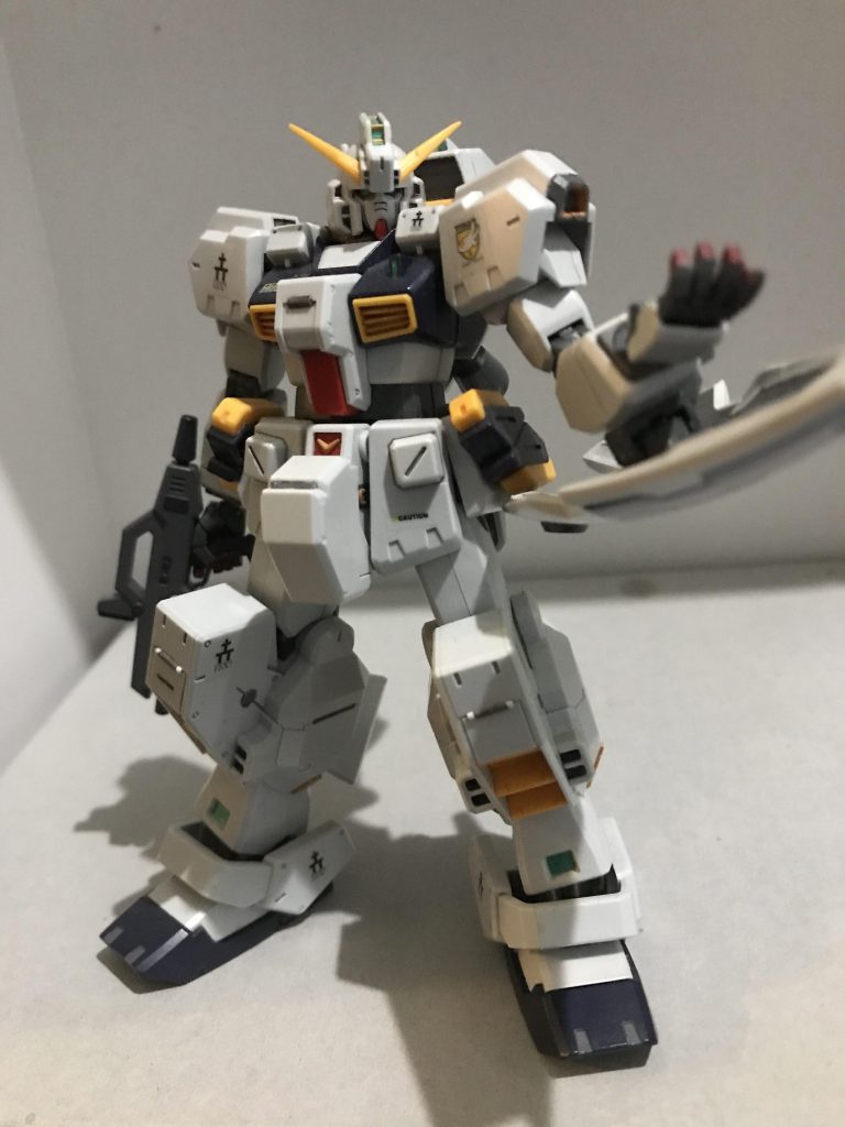 ヘイズル改
実は購入2回目
学生の頃に素組みしてブンドドし、角を折ってしまったり各関節がユルユルになるくらい遊んだ機体
今(作製当時)の自分の技術でどれだけかっこよく出来るかと頑張ったものです
小顔化や角のシャープ化、武器の全塗装を始めたのもこの時期からです
もともと好きな機体であり、細かい塗装箇所が多く一番時間がかけたのもあって今回アップした機体の中で一番気に入っているものです
早くハイゼンスレイ2 を組みたい!
ラーも早く来て欲しい…