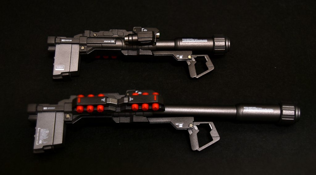 バズーカは砲身が伸縮するようになっています。(差替えなしで伸縮。マグネットで固定されるようになっています。) バックパックにマウントする際は砲身を縮めます。