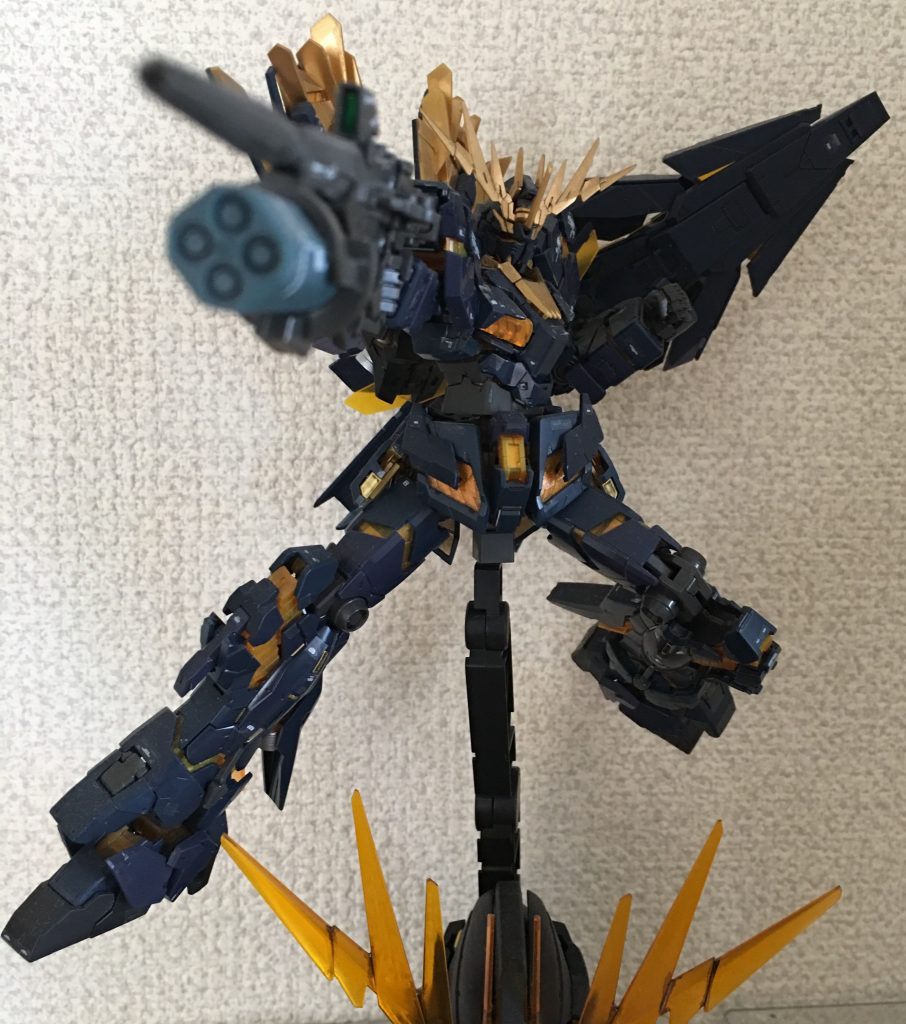 サイコフレーム裏側はゴールドで塗装して、少しでも光を拾うように。
サイコフレームの色自体も黄色っぽくて薄く感じたのでオレンジに寄せています。