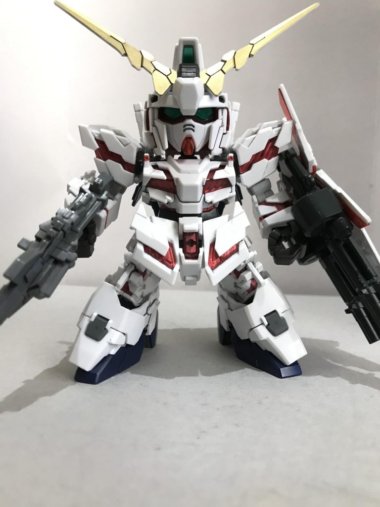 正面
細かい色を追加しました
シールドだけだった左腕はガトリングを装備したことで全体のバランスが良くなりました

また脚部の上部ボールジョイントがゆるく感じたため、接着剤で軸を太くして少しきつめにしました