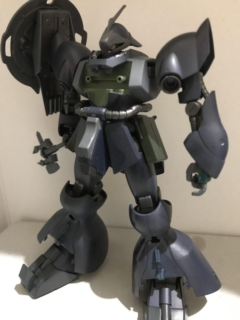 持っているガンダムマーカーの中でカラーパターンを決め、塗装開始
広範囲の塗装は難しく、色むらが気になっては何度も重ねてを繰り返しました