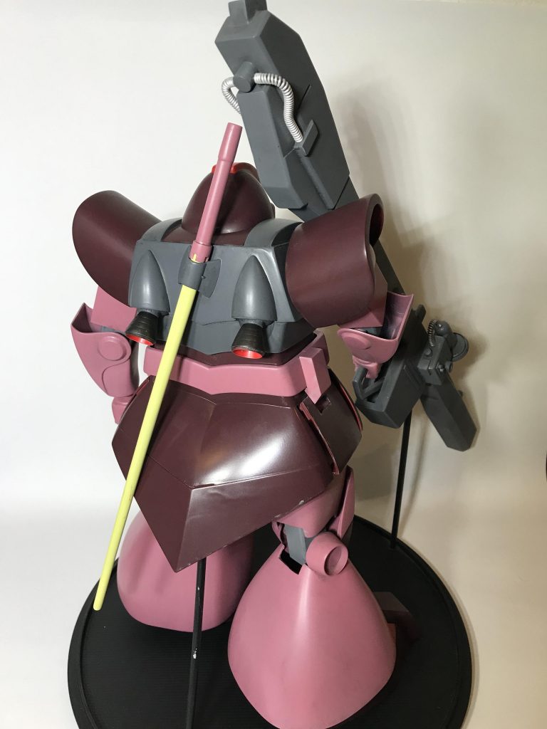スカートはそのままプラ板を貼って追加装甲っぽくワザと段にしてます。
本当はブースターの上の部分が陸ドムとリックドムでは形が違うんですが接着してから気づいて壊したくなかったのでそのままにしてます。
