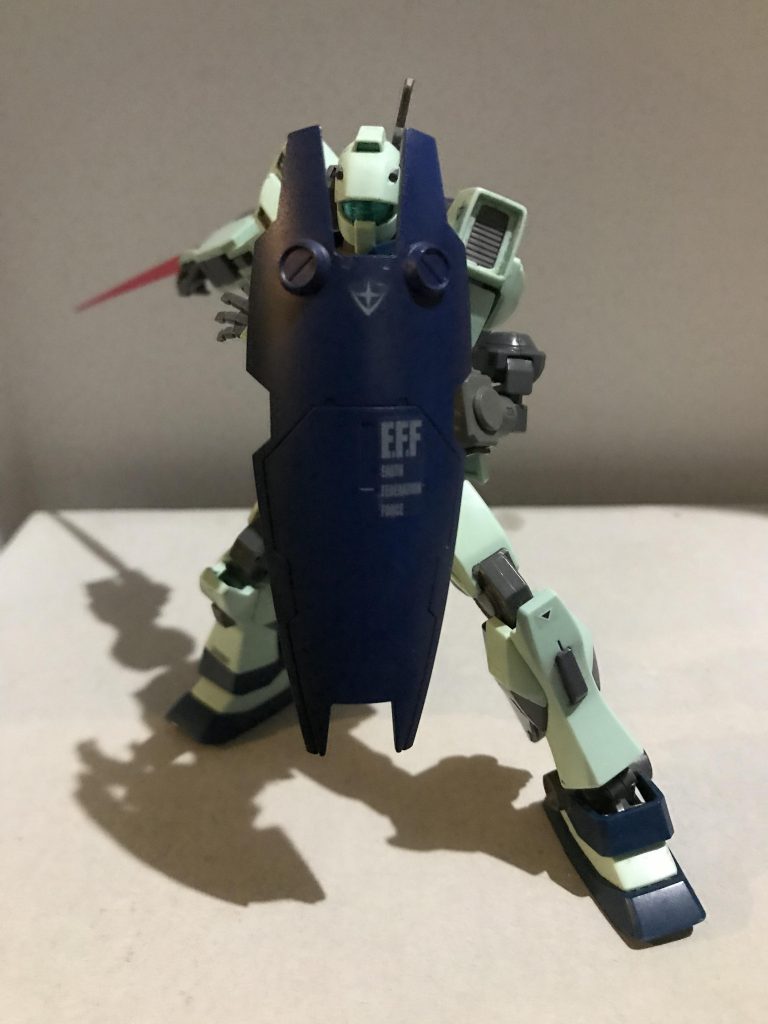 シールドとビームサーベルポッドで構えて